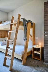 Cette chambre dispose de lits superposés et de 2 lits superposés. dans l'établissement Case Verdi, à Bardonnèche