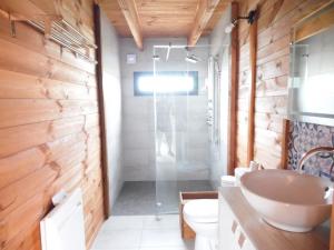 Kúpeľňa v ubytovaní Chalet cosy climatisé avec parking et Internet + 14 fotografií