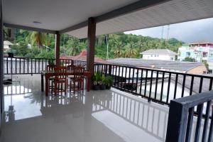 un balcón con mesa y sillas. en WS HOUSE KRABI, en Ban Ko Kwang