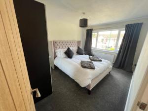 Łóżko lub łóżka w pokoju w obiekcie Wye Gardens 3 bedroom home with parking and garden