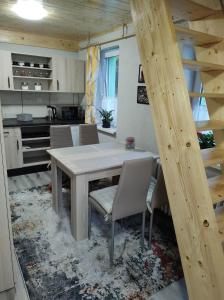 una cucina e una sala da pranzo con tavolo e sedie di U Berňáků a Abertamy