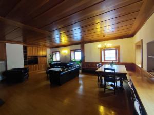 ein Wohnzimmer mit einem Sofa und einem Tisch in der Unterkunft Große Wohnung mit Garagenparkplatz in Vols am Schlern