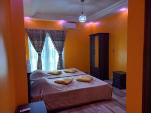 a bedroom with two beds and a window at Le Loft 32 in Dakar