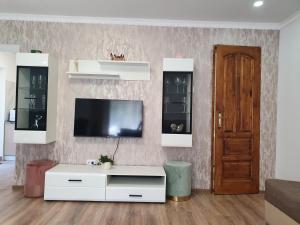 sala de estar con TV en la pared en Casa Sonia Sighisoara en Sighişoara