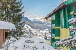 um carro estacionado fora de um edifício na neve em Alpine Club, Austria 