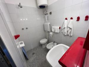 uma pequena casa de banho com WC e lavatório em HOTEL MARE PINETA em Bari