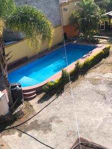 una piscina en un patio junto a una casa en Los Robles, en Tepoztlán