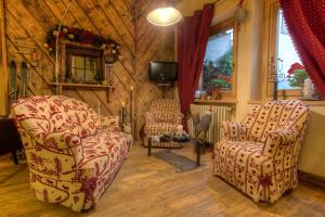 a living room with two chairs and a tv at B&B Residence Checrouit in Courmayeur