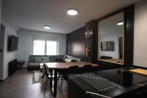 A television and/or entertainment centre at EDELWEISS HOUSE - Parking y Wifi GRATIS