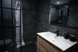 A bathroom at EDELWEISS HOUSE - Parking y Wifi GRATIS