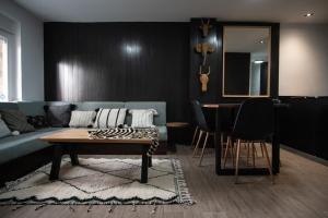 A seating area at EDELWEISS HOUSE - Parking y Wifi GRATIS