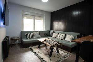 A seating area at EDELWEISS HOUSE - Parking y Wifi GRATIS