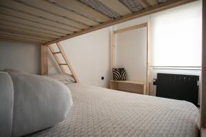 A bed or beds in a room at EDELWEISS HOUSE - Parking y Wifi GRATIS