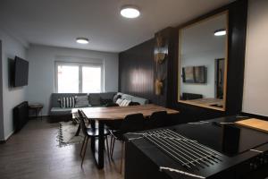 A television and/or entertainment centre at EDELWEISS HOUSE - Parking y Wifi GRATIS