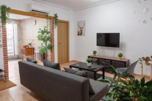 - un salon avec un canapé et une télévision dans l'établissement Luxury Artistic Digital Nomad 2 Bedroom w/Terrace, à Valence