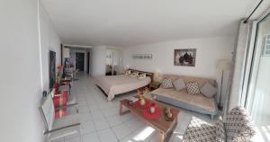 ein Wohnzimmer mit einem Bett und einem Sofa in der Unterkunft Orient Bay Beach Studio in Orient Bay