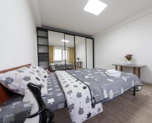 1 dormitorio con 1 cama grande y espejo en Світла, комфортна квартира біля метро Мінська, en Kiev