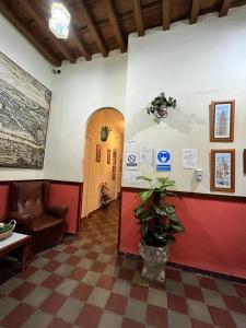un vestíbulo con una sala de espera con una silla y una mesa en Pensión Bienvenido, en Sevilla