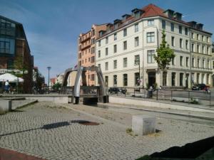 une ville avec des bâtiments et une statue dans la rue dans l'établissement Ferienwohnung Sprenger _ Objekt 25, à Rostock
