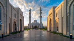 un grand bâtiment avec une mosquée au loin dans l'établissement Muslim Homestay Raudhatul Jannah Bandar Sri Sendayan, à Seremban