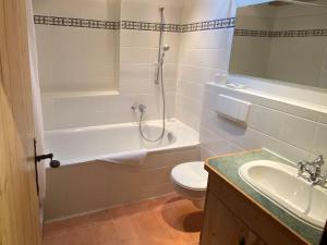 Fotografie z fotogalerie ubytování Chalet Jochpass Ferienwohnungen by HOTEL LANIG - Ferienwohnungen mit Zugang zum WellnessSpa im Hotel Lanig v destinaci Bad Hindelang