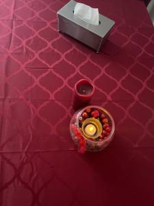 uma mesa com uma vela, uma taça de fruta e uma caixa em 3C-Apartments em Gent