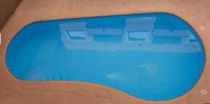 een gesloten zwembad met blauw water bij Lagunas Ruidera 15 Agua y Placer in Ruidera