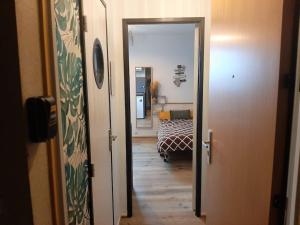 um corredor que leva a um quarto com uma cama em Songe Tropical-InvIRI. Studio CHU. Parking Aisé. em Limoges