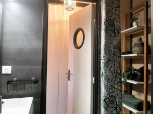 Kúpeľňa v ubytovaní Songe Tropical-InvIRI. Studio CHU. Parking Aisé. + 14 fotografií