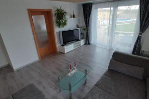 ein Wohnzimmer mit einem Sofa und einem TV in der Unterkunft Ferienwohnung Dürr in Gaukönigshofen