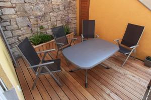 une table et quatre chaises sur une terrasse dans l'établissement Ferienwohnung Dürr, à Gaukönigshofen