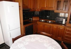 A kitchen or kitchenette at Butterfly Holiday Home Tonkica