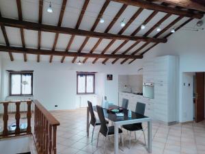 a kitchen and dining room with a table and chairs at Francigena Viterbo Apartment con parcheggio gratuito a soli 2 minuti in Viterbo
