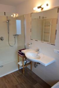 A bathroom at Haus Fulterer Még 8 kép