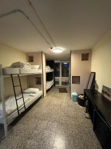 Zimmer mit 2 Etagenbetten und einem Schreibtisch in der Unterkunft Bethlehem City Hostel in Bethlehem