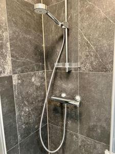 eine Dusche mit Duschkopf im Bad in der Unterkunft Appartement entièrement rénové à Blankenberge in Blankenberge