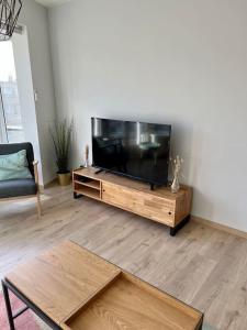 ein Wohnzimmer mit einem großen Flachbild-TV in der Unterkunft Appartement entièrement rénové à Blankenberge in Blankenberge