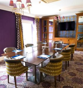 TV a/nebo společenská místnost v ubytování Thornton Hall Hotel & Spa