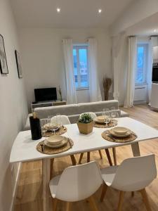 a white table and chairs in a living room at Champagne stars in Épernay