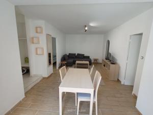 Posedenie v ubytovaní T2 rénové en RDC avec cour, Intra Muros Avignon