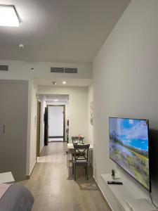 Телевизор и/или развлекательный центр в Sublime Appartement Dubai
