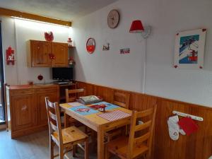 een keuken met een tafel en stoelen in een kamer bij Samoëns studio in Samoëns