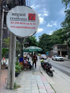 een bord voor aushist restaurant in een stadsstraat bij August Residence in Bangkok