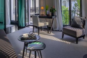 un soggiorno con tavolo, sedie e scrivania di A-ROSA Collection Hotel Ceres am Meer a Binz