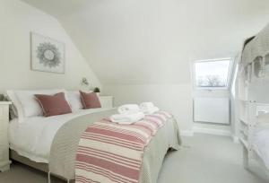 - une chambre dotée d'un lit avec deux ours en peluche dans l'établissement Stone Barn, contemporary barn conversion, à Cheltenham