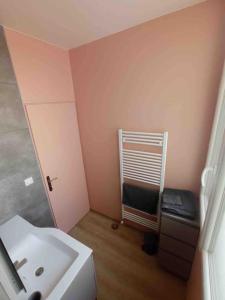 niewielka łazienka z umywalką i grzejnikiem w obiekcie Appart proche centre- gare-stade-hôpital- Prisme-Belle vue w mieście Aurillac