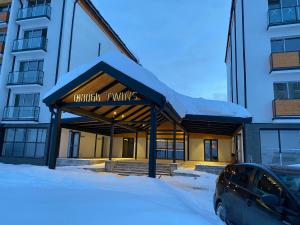 een auto geparkeerd voor een gebouw bij Sauna Royal Suite in Goedaoeri