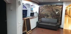 a waiting room with a chair in front of a counter at Seoraksan BanDalGom in Sokcho