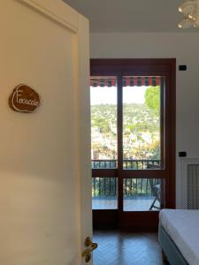um quarto com uma janela com vista para a cidade em B&B Monte di Portofino em Santa Margherita Ligure