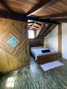1 dormitorio con 1 cama en una habitación en Suítes no Centro Histórico de Paraty en Paraty